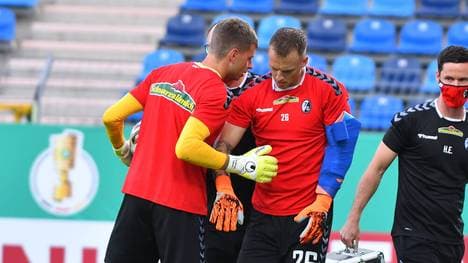 Mark Flekken (r.) fällt wegen einer Ellenbogen-Verletzung bis auf Weiteres aus