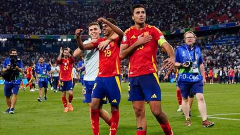 Holen Rodri (r.) oder Lamine Yamal (l.) den Ballon d'Or?