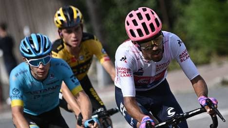 Daniel Martinez (r.) überquert bei der Dauphiné-Rundfahrt als Erster die Ziellinie.