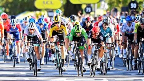 Sam Bennett (Grünes Trikot) hat bei der Tour de France den Sieg in der Sprintwertung vor Augen 