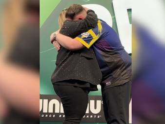 Nach der erfolgreichen Verteidigung seines Titels bei der Darts-WM lässt Luke Littler seinen Emotionen in den Armen seiner Mutter und seiner Freundin freien Lauf. 
