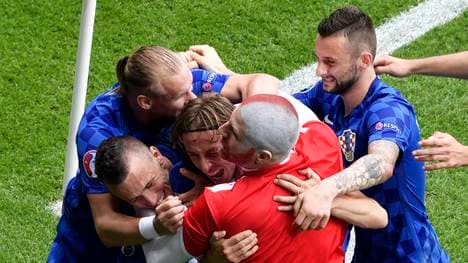 Nach dem Tor von Luka Modric (M.) mischte sich ein Flitzer unter die Jubeltraube Türkei Kroatien EM 2016