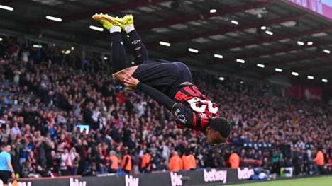 Eli Junior Kroupi vom AFC Bournemouth demonstriert seine Turnkünste