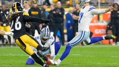 Dallas Cowboys place kicker Brandon Aubrey (17) kicks the first of his two field goals in the first half against the Pittsburgh Steelers at Acrisure Stadium on Sunday, October 6, 2024 in Pittsburgh. PUBLICATIONxINxGERxSUIxAUTxHUNxONLY PIT2024100611 ARCHIExCARPENTER