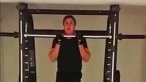 Mario Götze an der Klimmzugstange