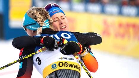 Katharina Hennig  jubelt mit Victoria Carl 