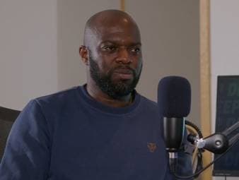 Beim FC Schalke 04 spielte Hans Sarpei mit Superstars wie Raul und Klaas-Jan Huntelaar. Zudem verrät er, welcher Spieler ihm Angst machte.