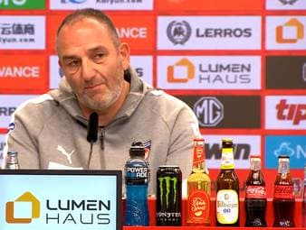 Frank Schmidt muss mit dem FC Heidenheim eine enorme Klatsche gegen Bayer Leverkusen einstecken. Der Trainer zeigt sich nach dem Spiel sichtlich enttäuscht. 