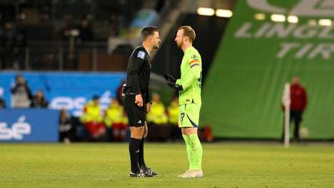 Maximilian Arnold (r)  im Disput mit Schiri Daniel Schlager (l) nach der gelben Karte Fussball gegen Eintracht Frankfurt.