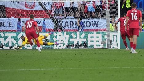 Torwart Goalie Mike Maigan hält den ersten Elfmeter von Robert Lewandowski 