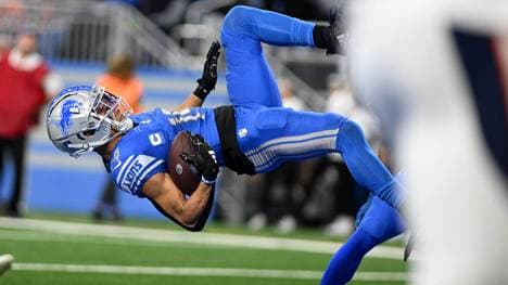 Amon-Ra St. Brown vollendete seinen Touchdown mit einem Salto