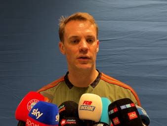 In der jüngeren Vergangenheit hatte Manuel Neuer immer wieder mit kleineren Muskelverletzungen zu kämpfen. Nach seinem Gala-Auftritt im Hinspiel des Champions-League-Viertelfinals gegen Real Madrid spricht der 40-Jährige über die Hintergründe dieser Blessuren sowie über seine Zukunft beim FC Bayern München.