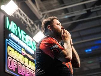 Michael Smith zieht beim Grand Slam of Darts ins Viertelfinale ein - nach einer völlig absurden Schlussphase! 
