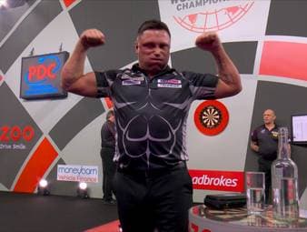 Gerwyn Price setzt sich mit 4:1 gegen Jose de Sousa durch und zieht souverän ins Viertelfinale ein.