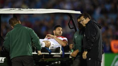 Perus Claudio Pizarro muss im Spiel gegen Uruguay verletzt ausgewechselt werden