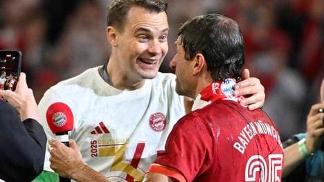 Manuel Neuer verpasste Thomas Müller die erste Bierdusche bei der Bayern-Meisterfeier