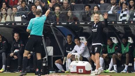 Sebastian Rode sah nach seiner Auswechslung nach Kritik am vierten Offiziellen die gelbe Karte