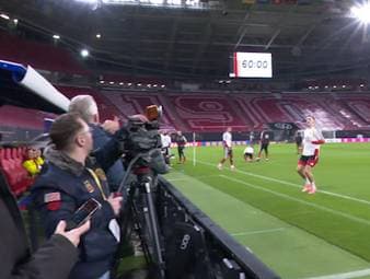 Aleksandar Pavlovic trifft im DFB-Abschlusstraining vor dem entscheidenden WM-Qualifikationsspiel gegen die Slowakei fast einen Kameramann - und Bundestrainer Julian Nagelsmann zaubert. 