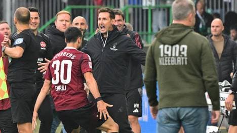 Miroslav Klose feiert den Sieg im Frankenderby