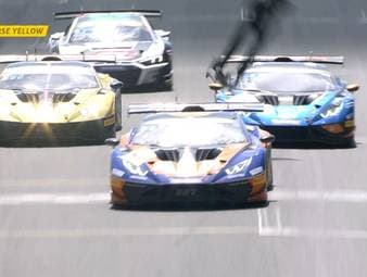 Leon Köhler und Maxime Oosten gewinnen das zweite Rennen der ADAC GT Masters in Zandvoort. Das Rennen ist geprägt von einigen Aussetzern. Am Ende fliegt sogar eine Heckstoßstange.