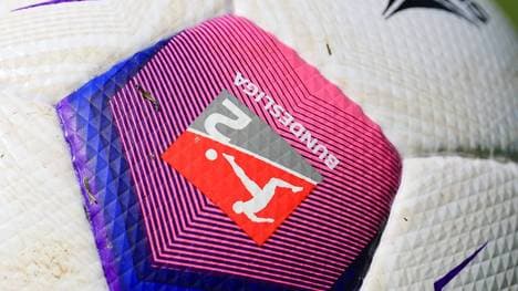 07.07.2023, xptzx, Fussball 2.Bundesliga, VfL Osnabrueck - Training emspor, v.l. Das Logo der Zweiten Bundesliga auf dem offiziellem Spielball der 2. Bundesliga der Marke DERBYSTAR Brillant APS v23 (DFL DFB REGULATIONS PROHIBIT ANY USE OF PHOTOGRAPHS as IMAGE SEQUENCES and or QUASI-VIDEO) Osnabrueck *** 07 07 2023, xptzx, football 2 Bundesliga, VfL Osnabrueck Training emspor, v l The logo of the Second Bundesliga on the official match ball of the 2 Bundesliga of the brand DERBYSTAR Brillant APS v23 DFL DFB REGULATES PROHIBIT ANY USE OF PHOTOGRAPHS as IMAGE SEQUENCES and or QUASI VIDEO Osnabrueck PaetzelPress