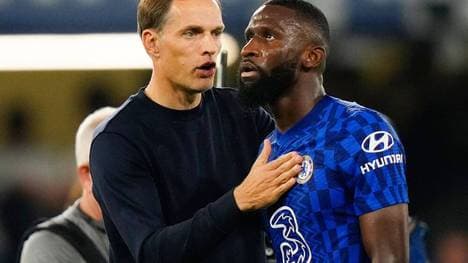 Chelsea um Trainer Thomas Tuchel (l.) hofft weiter auf einen Verbleib von Antonio Rüdiger (r.)