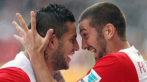 Torschütze Raul Bobadilla (l.) freut sich mit Sascha Mölders