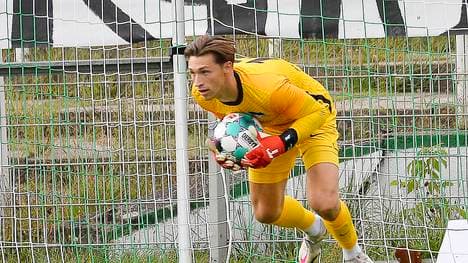 Fußball-Regionalliga Nordost, Saison 2020 2021, 3. Spieltag, BSG Chemie Leipzig vs. Hertha BSC II (29.08.2020) 1:1 (0:0) Nils Koerber Körnber (Torwart Hertha BSC II, Rueckennnummer 12) hält einen Ball beim Regionalliga-Spiel Chemie Leipzig gegen Hertha BSC II (29.08.2020) Leipzig Sachsen Deutschland Alfred-Kunze-Sportpark *** Football Regionalliga Nordost, Season 2020 2021, 3 Matchday, BSG Chemie Leipzig vs. Hertha BSC II 29 08 2020 1 1 0 0 Nils Koerber Körnber Goalkeeper Hertha BSC II, Back number 12 holds a ball at the Regionalliga match Chemie Leipzig vs. Hertha BSC II 29 08 2020 Leipzig Sachsen Germany Alfred Kunze Sportpark