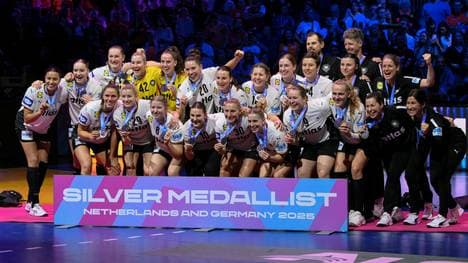 Glücklich mit WM-Silber: die DHB-Frauen