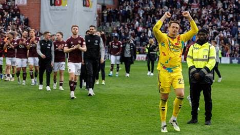 Alexander Schwolow (r.) greift mit den Hearts in Schottland nach dem Titel