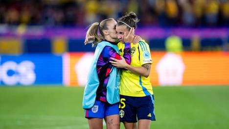 Englands Georgia Stanway tröstete Julia Zigiotti Olme - damals noch ihre Bayern-Kollegin, nach Schwedens EM-Aus