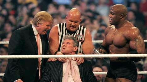 Donald Trump hat diverse Auftritte bei Vince McMahons WWE (u.) absolviert