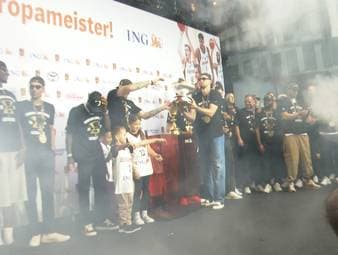 In Frankfurt werden Deutschlands EM-Helden warmherzig begrüßt. Die Fans sind sich einig: Dennis Schröder und Co. haben den deutschen Basketball auf die nächste Stufe gehoben.