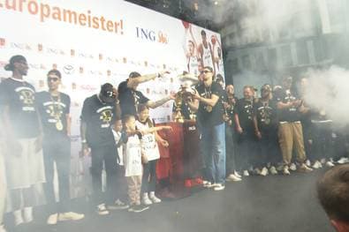 Frenetischer Empfang für Deutschlands Riesen