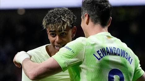 Lamine Yamal und Robert Lewandowski tragen das Trikot des FC Barcelona