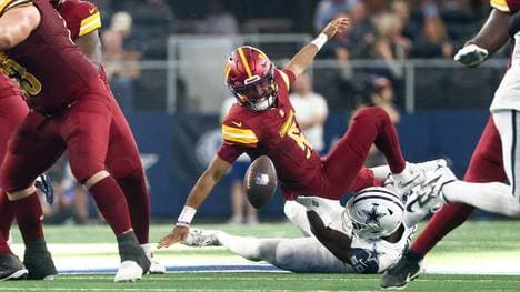 Washington Commanders: Quarterback Jayden Daniels (M.) verletzt sich im NFL-Spiel gegen die Dallas Cowboys
