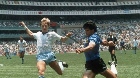 Diego Maradona (r.) im Viertelfinale der WM 1986