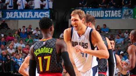 Dennis Schröder (l.) und Dirk Nowitzki (r.)