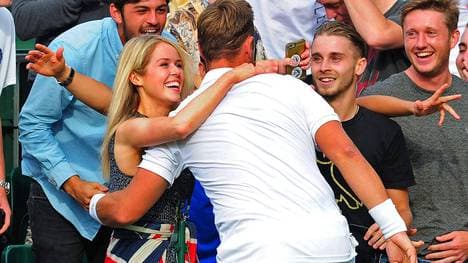 Marcus Willis (m). freut sich mit seiner Freundin Jennifer Bate (l.) über den Einzug in Runde zwei