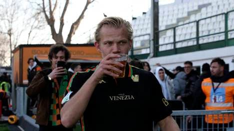 Joel Pohjanpalo feierte den Sieg mit einem Bier