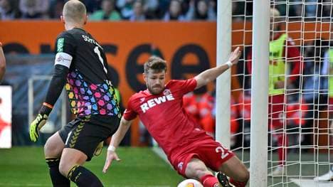 Der Kölner Jan Thielmann verhindert einen Augsburger Treffer