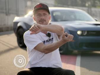 Mit dem Dodge Challenger R/T Scat Pack Widebody kommt ordentlich Dampf in die Hütte beziehungsweise auf die Rennstrecke. Und ja, der Name ist Programm. Dieser „Scat Pack“ ist eine Hommage an die goldene Muscle Car Ära der 1960er Jahre. Ob dieser Dodge an die glorreiche Vergangenheit anknüpfen kann, findet Rennfahrer und Quertreiber Tim Schrick für „Triebwerk“ heraus. Außerdem fühlt Alex Wesselsky der Raubkatze Jaguar XJ für auf den Zahn.