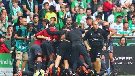 Bundesliga, 1. FC Nürnberg: Virgil Misidjan droht Gefängnisstrafe, Virgil Misidjan wird nach seinem Tor von den Mitspielern gefeiert