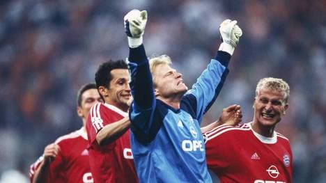 Oliver Kahn wird von seinen Mitspielern gefeiert