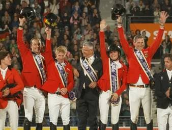 Bei der Heim-WM in Aachen wird Deutschland nach 16 Jahren Durststrecke wieder Mannschaftsweltmeister im Springreiten. Auch der strömende Regen kann die Freude der Athleten dabei nicht trüben.