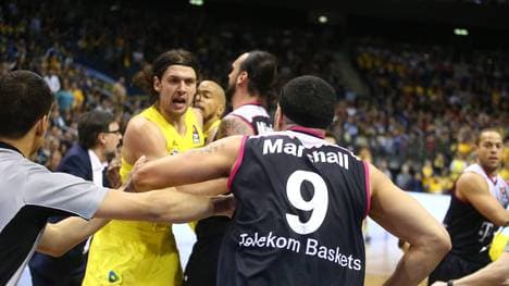 Berlins Kresimir Loncar (M.) und Bonns Sean Marshall lösten den Eklat aus