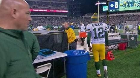 Im dritten Viertel des Monday Night Games verschwand Aaron Rodgers zum Erstaunen Vieler in diesem Zelt