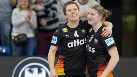 Alina Grijseels (l.) lobt die jungen Spielerinnen