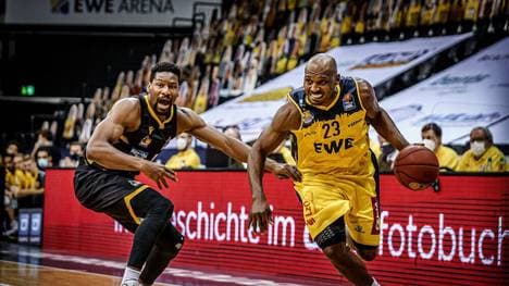 Rickey Paulding (r.) trifft mit Oldenburg auf Hamburg