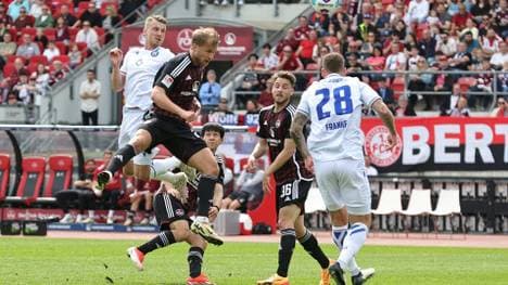 Nürnbergs Sebastian Andersson beim Kopfball